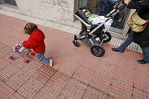 小女孩,走,母亲,推,玩具,婴儿车,马德里,西班牙