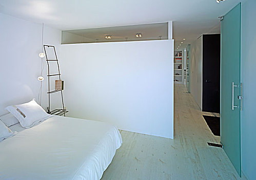 靠近,双人床,白色,床上用品,开放式格局,卧室