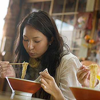 女人,吃饭,面条,日式,小酒馆