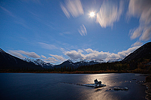 湖,围绕,山峦,夜晚,伦多山,班芙国家公园,艾伯塔省,加拿大