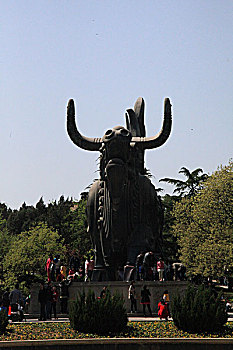 铜牛雕像