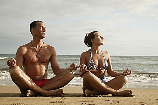 情侣,坐,瑜珈,冥想,沙滩,全身