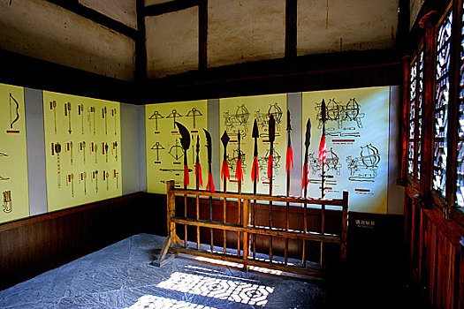 重庆古钓鱼城的博物馆中陈列着仿古兵器