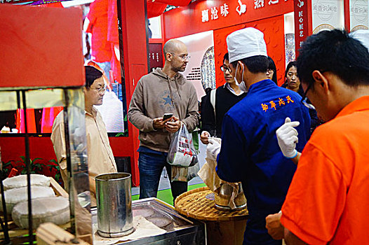 深圳茶博会,石磨压制制茶工艺展示