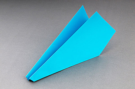 纸飞机,背景