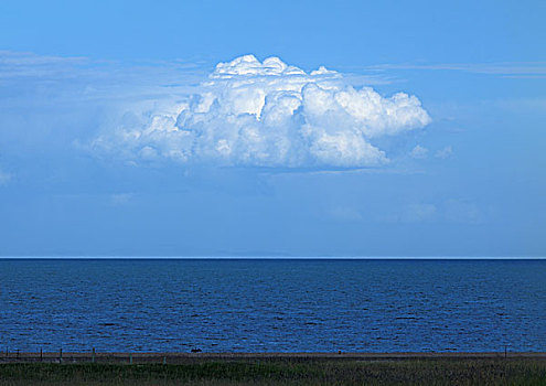 青海湖上的一朵云