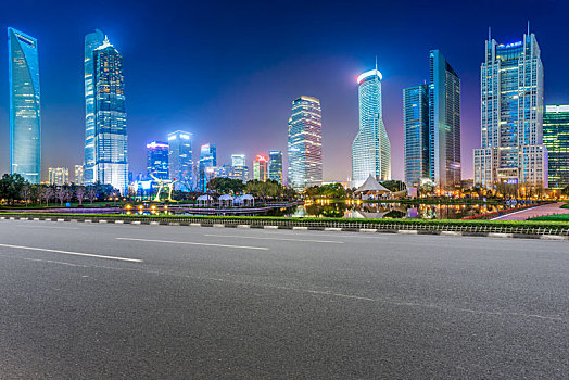 上海陆家嘴建筑夜景和道路交通