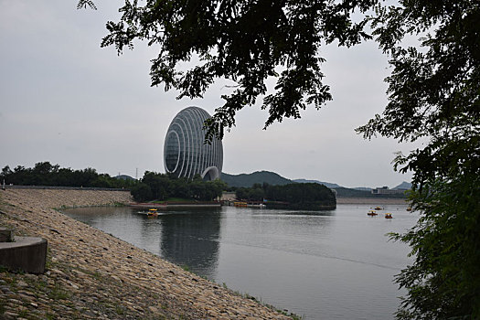 湖边的椭圆形建筑