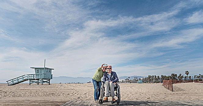老人,轮椅,妻子,指向,海滩,圣莫尼卡,加利福尼亚,美国