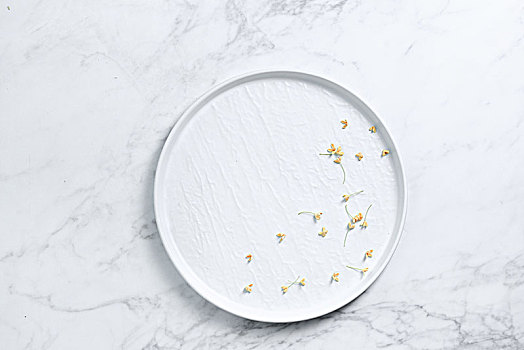白色餐盘和桂花