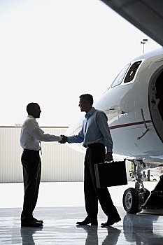 侧面,两个,商务人士,握手,靠近,飞机