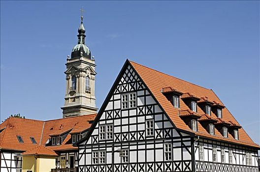 半木结构房屋,正面,钟楼,教堂,埃森纳赫,图林根州,德国,欧洲