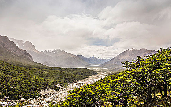 河流,山谷,洛斯格拉希亚雷斯国家公园,巴塔哥尼亚,阿根廷