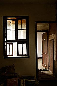 老房子,旧建筑,木门,窗户,玻璃窗,室内