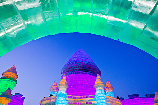 哈尔滨冰雪大世界的冰雕和冰灯美景