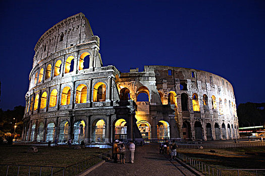 意大利,拉齐奥,罗马,罗马角斗场,夜晚,泛光灯照明