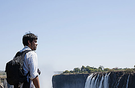 中年,男人,向外看,维多利亚瀑布,赞比亚