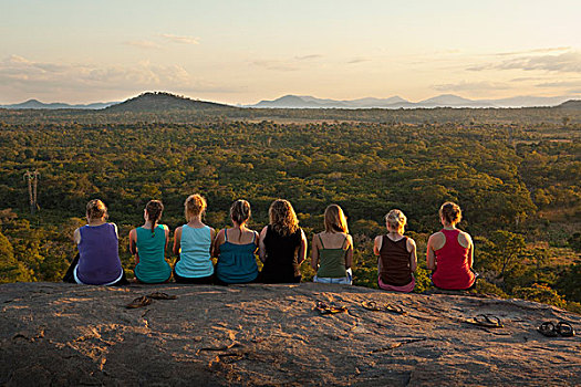 排,女青年,坐,石头,石台,注视,非洲,莫桑比克