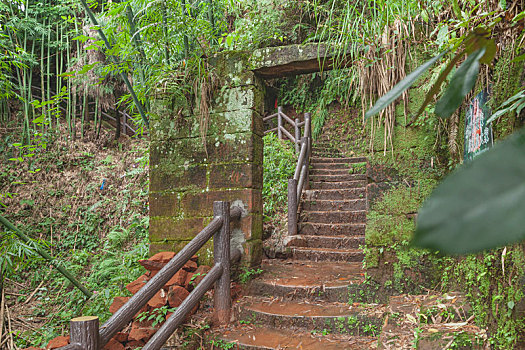 宜宾屏山龙华古镇八仙山石梯步道