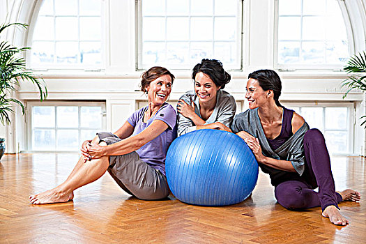 三个女人,健身球,体育馆