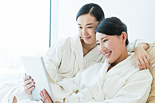 母女二人身穿浴衣使用平板电脑