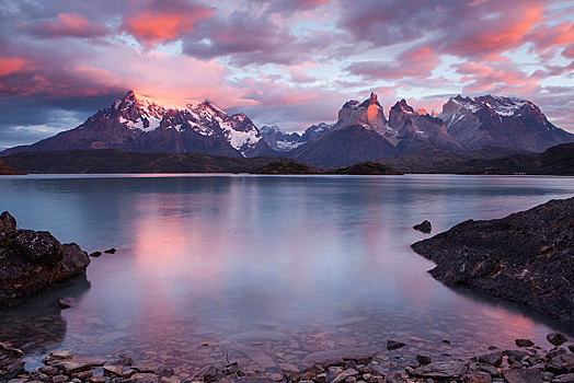 山脉,日出,裴赫湖,托雷德裴恩国家公园,智利,南美