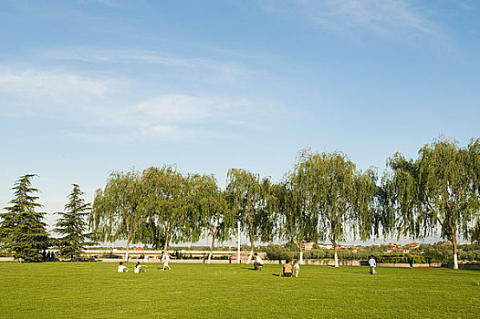 河南洛阳公园绿草地上玩耍的人们