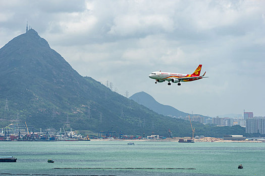 一架香港航空的客机正降落在香港国际机场