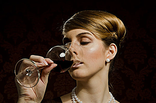 女青年,戴着,珍珠项链,珍珠耳环,喝,红酒,葡萄酒杯
