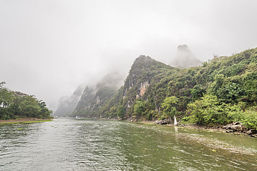 烟雨中的中国桂林漓江山水风光