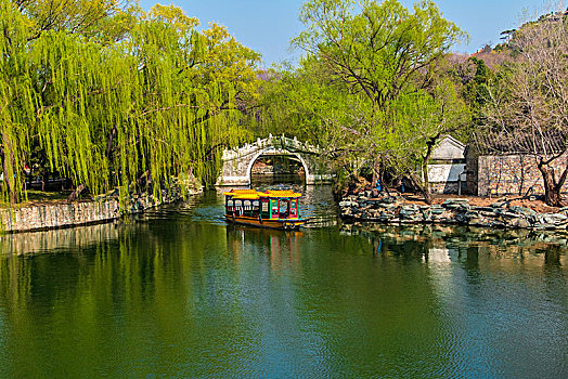 北京市颐和园半壁桥建筑景观