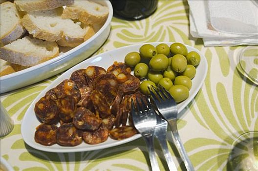 西班牙饮食,盘子,蒜味辣肠,青橄榄,面包,背景,安达卢西亚,西班牙