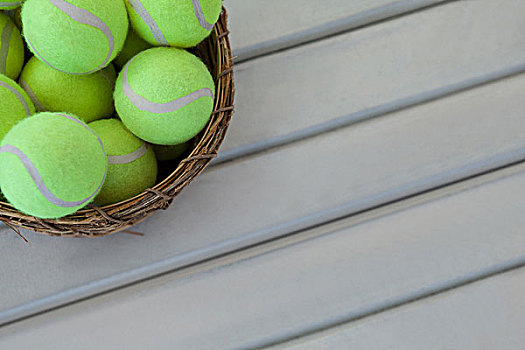 俯拍,网球,柳条篮,白色背景,木桌子