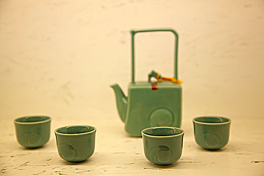 一套青釉茶壶