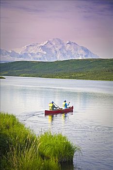 夫妻,独木舟,旺湖,山,麦金利山,背景,德纳里峰国家公园,阿拉斯加,夏天