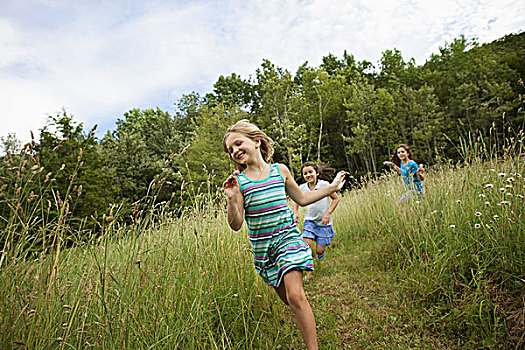 三个孩子,女孩,玩,笑,清新空气,追逐,比赛,高草