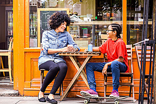 滑板,男孩,母亲,坐,街边咖啡厅