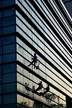 正在清洗重庆科技馆大大厦的工人,俗称,蜘蛛人