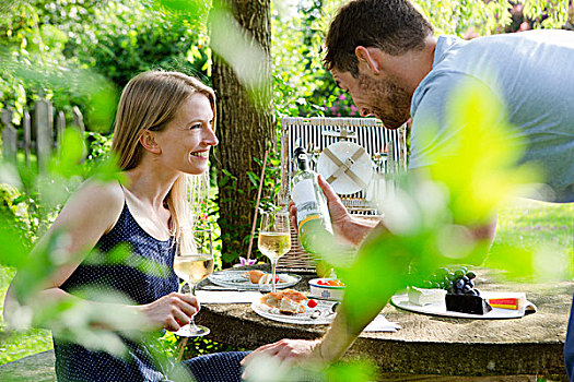 中年,夫妻,野餐,白葡萄酒,花园