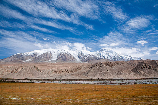 新疆喀什至塔县314国道塔什库尔干河谷边高山草原