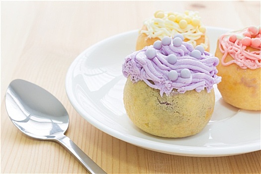 突出,紫色,花结,指形蛋糕,白色,盘子,勺子