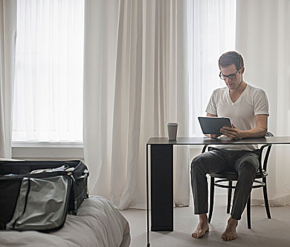 工作,白天,一个,男人,坐,笔记本电脑,酒店,卧室