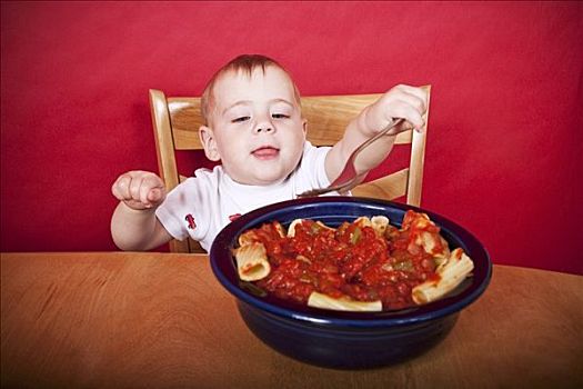 婴儿,桌子,叉子,碗,意大利面,番茄酱,桌上