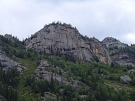 可可托海石钟山