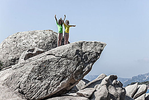 两个女孩,抬臂,站立,石头,海滩,巴隆巴热亚,科西嘉岛