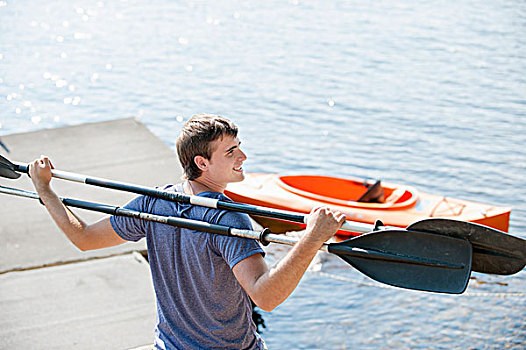 男青年,拿着,独木舟,桨,肩上