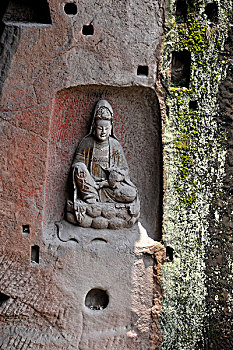 涞滩古镇二佛寺下殿岩石上雕刻的佛像
