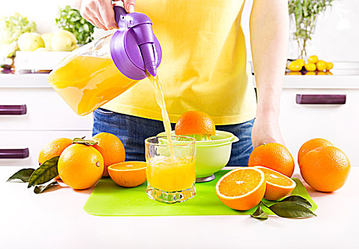 女人,倒出,橙汁,玻璃杯,厨房