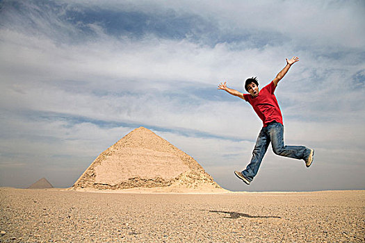 男人,跳跃,空中,金字塔,背景,开罗,埃及,非洲
