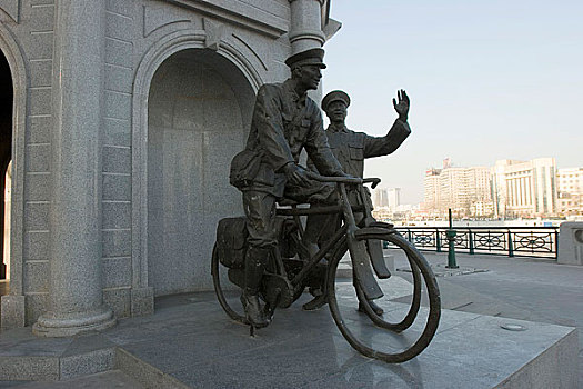 天津海河景观邮政历史雕塑